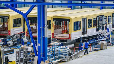 Die Werkshallen von Stadler sind voll. Die gute, aber verzögerte Auftragslage, bringt den Zugbauer nun in Schwierigkeiten.