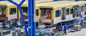 Die Werkshallen von Stadler sind voll. Die gute, aber verzögerte Auftragslage, bringt den Zugbauer nun in Schwierigkeiten.