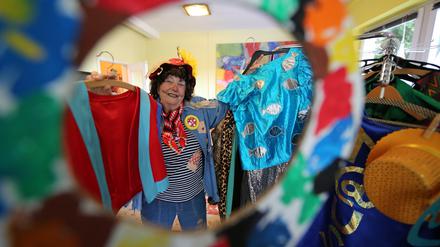 Rita Michaelis hat 400 Kostüme genäht und verkauft diese in Bornim.