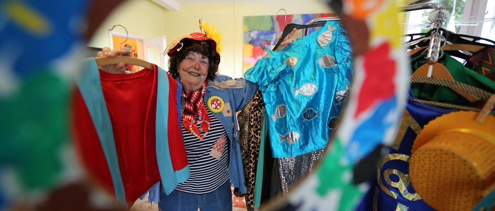 Rita Michaelis hat 400 Kostüme genäht und verkauft diese in Bornim.