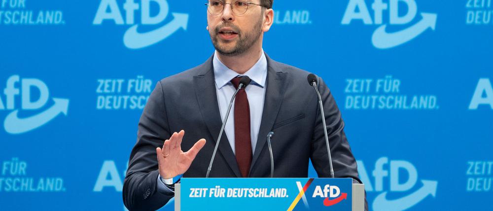 Der Brandenburger AfD-Landtagsabgeordnete Dennis Hohloch fordert eine Vertretung seiner Fraktion in der Parlamentarischen Kontrollkommission für den Verfassungsschutz. (Archivbild)