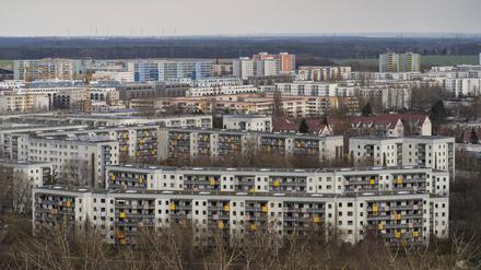 Blick vom 102 Meter hohen Kienberg auf Wohnhäuser im Berliner Stadtbezirk Marzahn. 