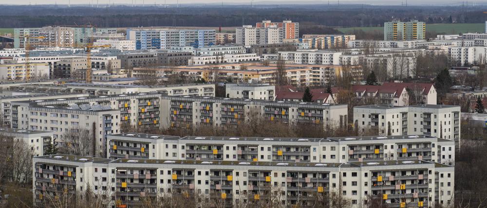 Blick vom 102 Meter hohen Kienberg auf Wohnhäuser im Berliner Stadtbezirk Marzahn.