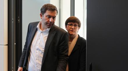 Die SPD-Bundesvorsitzenden Lars Klingbeil und Saskia Esken auf dem Weg zur Fraktionssitzung der SPD am Dienstag.