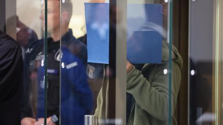 Einer der im Libanon geborenen Angeklagten wird zum Prozess gegen insgesamt vier mutmaßliche Mitglieder der islamistischen Hamas in den Gerichtssaal geführt.