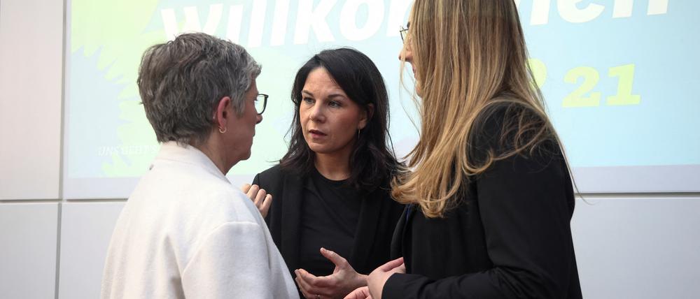 Annalena Baerbock (m.), Britta Haßelmann (l.) und Katharina Droege (r.) stecken die Köpfe zusammen.