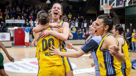 Jubel von Albas Lena Gohlisch nach dem Spiel gegen Keltern. 