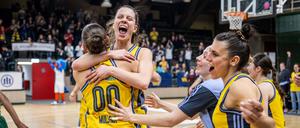 Jubel von Albas Lena Gohlisch nach dem Spiel gegen Keltern. 