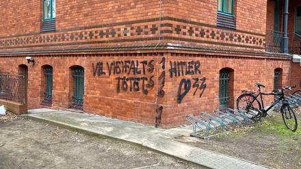 Hassbotschaften und verfassungsfeindliche Symbole auf der Fassade und der Eingangstür der Beruflichen Schulen Hermannswerder.