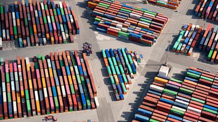 Container lagern auf einem Umschlagplatz.