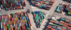 Container lagern auf einem Umschlagplatz.