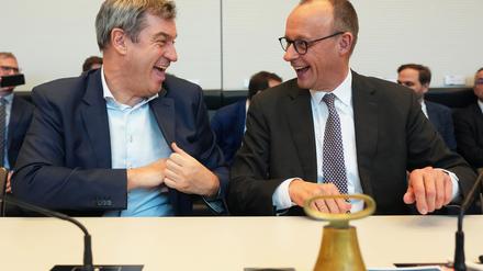 Bei der konstituierenden Sitzung der neuen Unionsfraktion präsentieren sich Wahlsieger Friedrich Merz (CDU) und CSU-Chef Markus Söder bestens gelaunt. Während die Union aufs Tempo drückt, setzt die SPD ihren eigenen Ton.