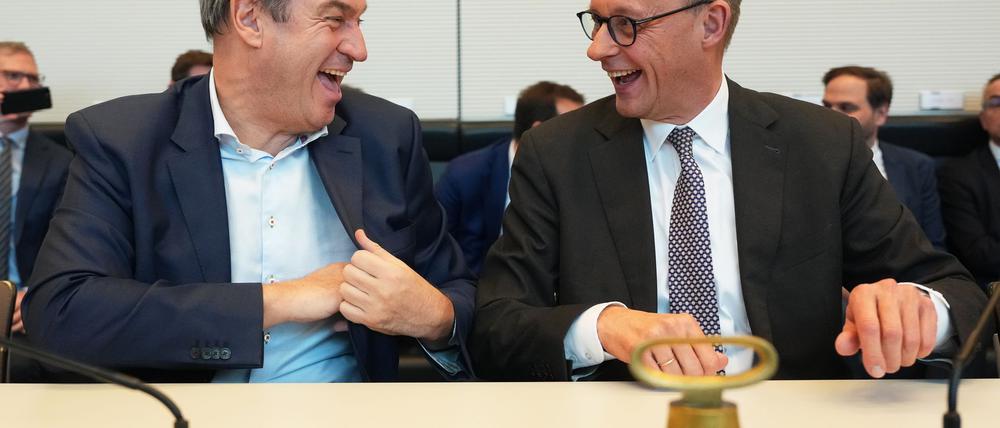 Bei der konstituierenden Sitzung der neuen Unionsfraktion präsentieren sich Wahlsieger Friedrich Merz (CDU) und CSU-Chef Markus Söder bestens gelaunt. Während die Union aufs Tempo drückt, setzt die SPD ihren eigenen Ton.