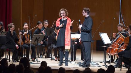 Die Komponistin Kaija Saariaho 2015 mit dem Dirigenten Courtney Lewis in New York.
