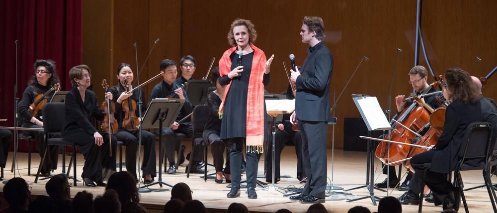 Die Komponistin Kaija Saariaho 2015 mit dem Dirigenten Courtney Lewis in New York.