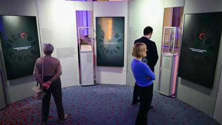 Im Abgeordnetenhaus ist eine neue Ausstellung zu sehen, die Beispiele von Antisemitismus und Pogromen in verschiedenen Ländern dokumentiert. 