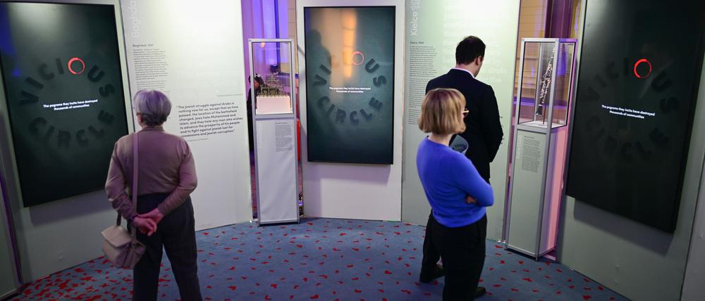 Im Abgeordnetenhaus ist eine neue Ausstellung zu sehen, die Beispiele von Antisemitismus und Pogromen in verschiedenen Ländern dokumentiert. 