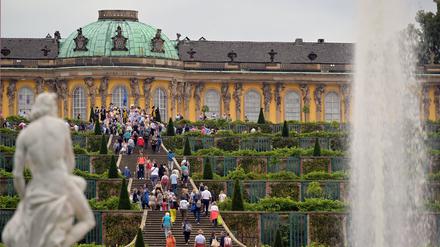 Besucher am Touristen-Hotspot Schloss Sanssouci in Potsdam. 