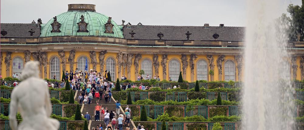 Besucher am Touristen-Hotspot Schloss Sanssouci in Potsdam.