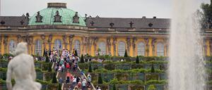 Besucher am Touristen-Hotspot Schloss Sanssouci in Potsdam. 