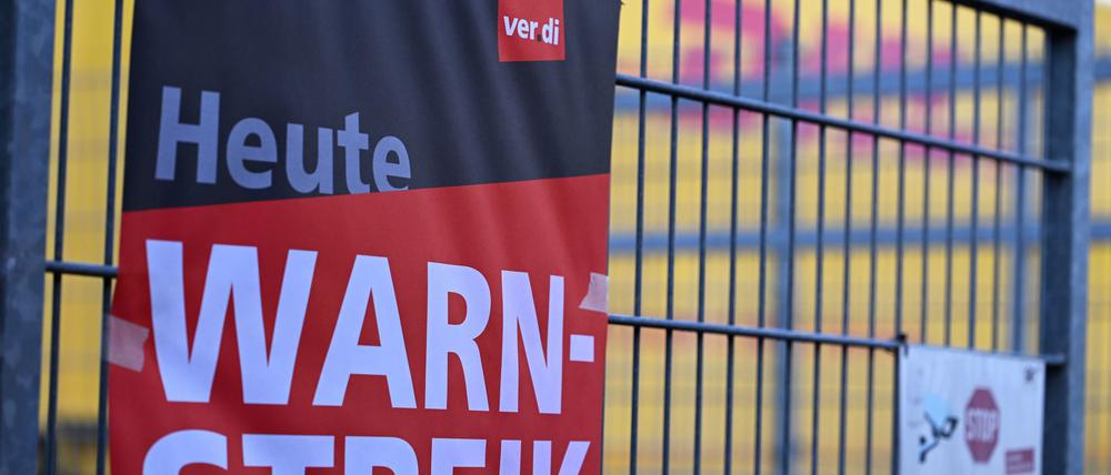 Ein Warnstreik-Plakat an einer DHL-Zustellbasis Ende Januar - an anderen Standorten des Bonner Logistikers wird nun erneut gestreikt.