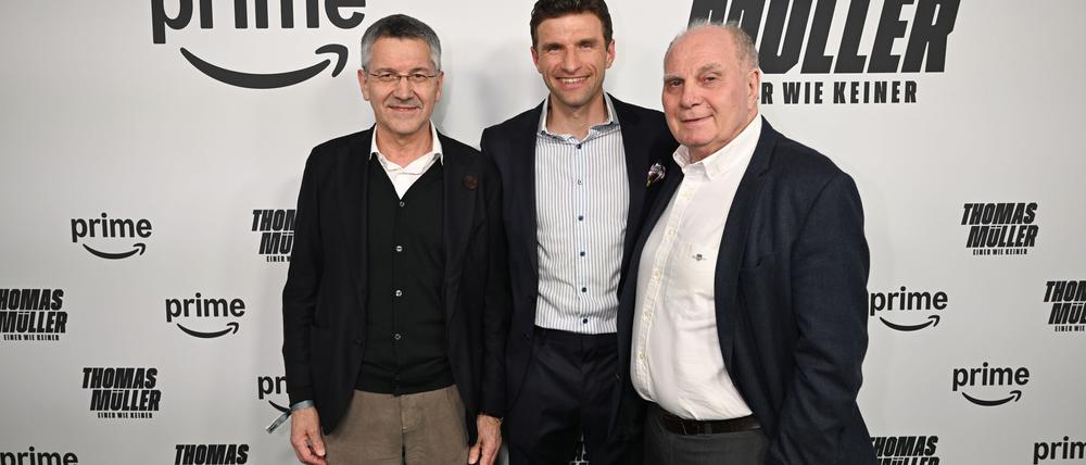 Uli Hoeneß (rechts) hält nichts von einem Thomas Müller (Mitte) auf der Bayern-Ersatzbank.