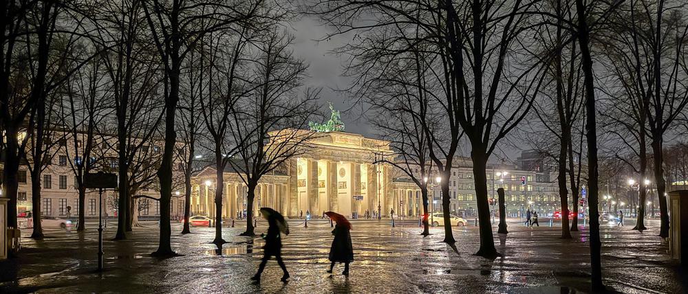 Das Brandenburger Tor soll am Mittwoch aus besonderem Anlass angestrahlt werden. (Archivbild)