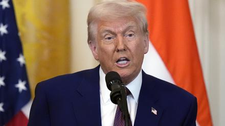 US-Präsident Donald Trump spricht während einer Pressekonferenz mit dem indischen Premierminister Modi im East Room des Weißen Hauses. 
