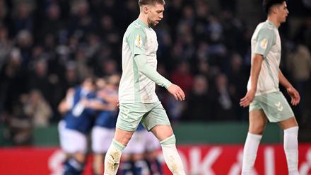 Werder Bremens Mitchell Weiser läuft geknickt über den Platz. 