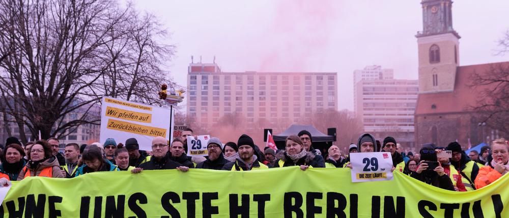 Vergangene Woche demonstrierten Tausende Gewerkschafter vor dem Roten Rathaus für mehr Geld.