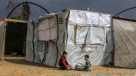 Viele Palästinenser leben im Gazastreifen in Zelten, die kaum Schutz gegen Kälte bieten. (Archivbild)