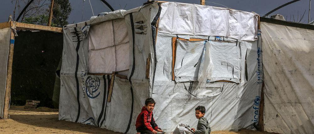 Viele Palästinenser leben im Gazastreifen in Zelten, die kaum Schutz gegen Kälte bieten. (Archivbild)