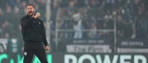Feiern erlaubt: Bielefelds Trainer Mitch Kniat ist in Partylaune.