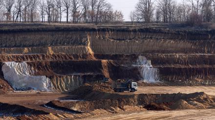 Ein Bergbau-Lkw transportiert eine Ladung in einem Ilmenit-Tagebau in Kirowohrad in der Zentralukraine. Ilmenit ist das bedeutendste Titan-Mineral.