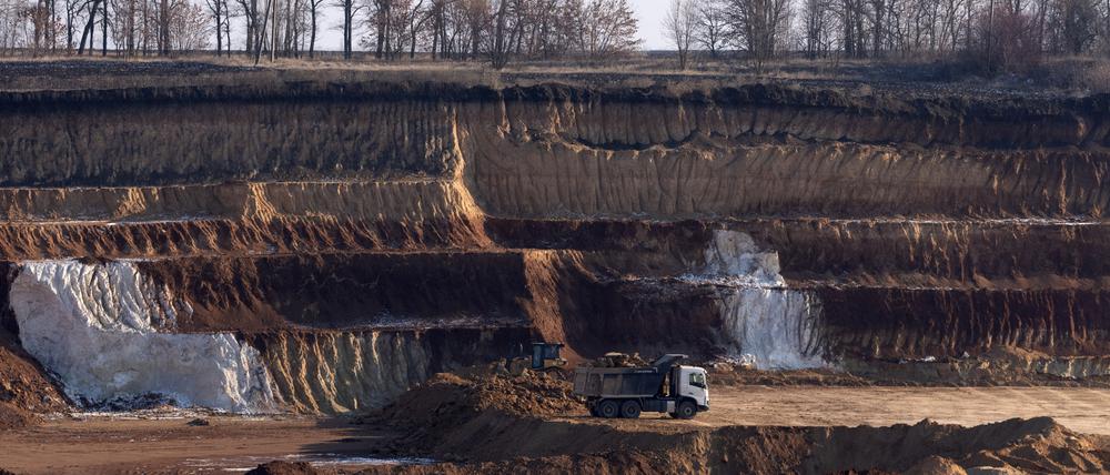 Ein Bergbau-Lkw transportiert eine Ladung in einem Ilmenit-Tagebau in Kirowohrad in der Zentralukraine. Ilmenit ist das bedeutendste Titan-Mineral.