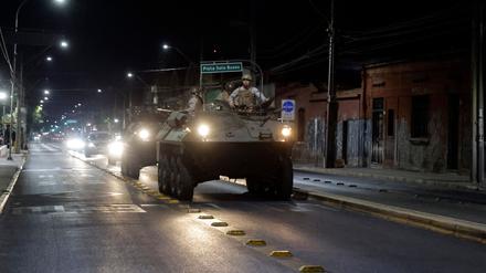 Das chilenische Militär rückt in der Hauptstadt Santiago de Chile nach einem massiven Stromausfall aus.