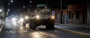 Das chilenische Militär rückt in der Hauptstadt Santiago de Chile nach einem massiven Stromausfall aus.