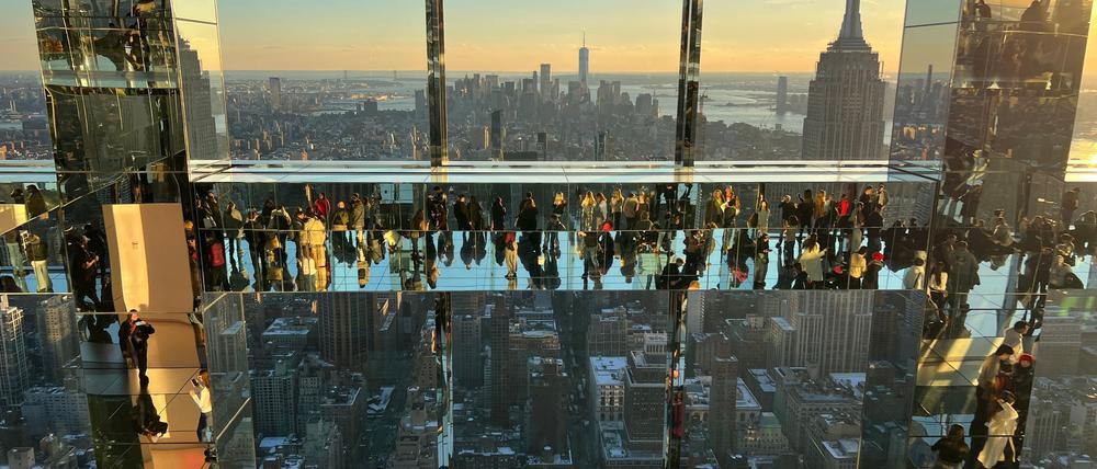Verspiegelter Blick aufs Empire State Building.