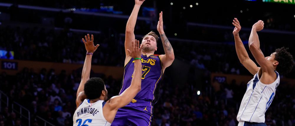 Luka Doncic (M) spielte erstmals gegen sein langjähriges Team.