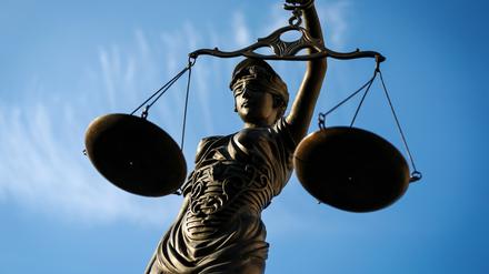 Eine Statue der Justitia hält eine Waage in der Hand (Symbolfoto).