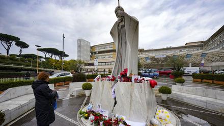 Papst Franziskus wird seit Mitte Februar im Gemelli-Krankenhaus in Rom behandelt.