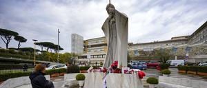 Papst Franziskus wird seit Mitte Februar im Gemelli-Krankenhaus in Rom behandelt.