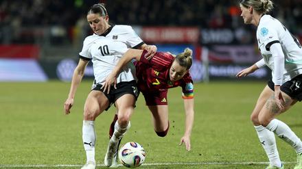 Gegen Österreich gelingt DFB-Kapitänin Giulia Gwinn (M.) und ihren Kolleginnen vor der Pause wenig.