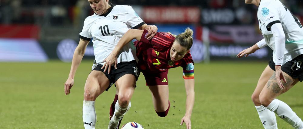 Gegen Österreich gelingt DFB-Kapitänin Giulia Gwinn (M.) und ihren Kolleginnen vor der Pause wenig.