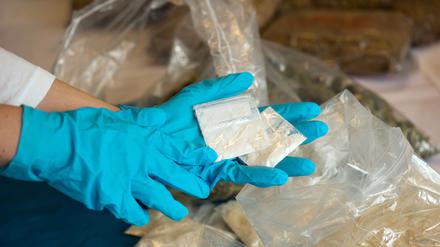 Eine Mitarbeiterin des Zollfahndungsamtes Dresden zeigt während einer Pressekonferenz des Zollfahndungsamtes Dresden sichergestelltes N-Methylamphetamin. (Symbolbild)