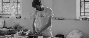 Von der Küche an den Tresen: Dylan Watson-Brawn betrieb das Berliner Spitzenrestaurant „Ernst“, im Dezember 2024 hat er die Weinbar „Ernst Cave“ eröffnet.