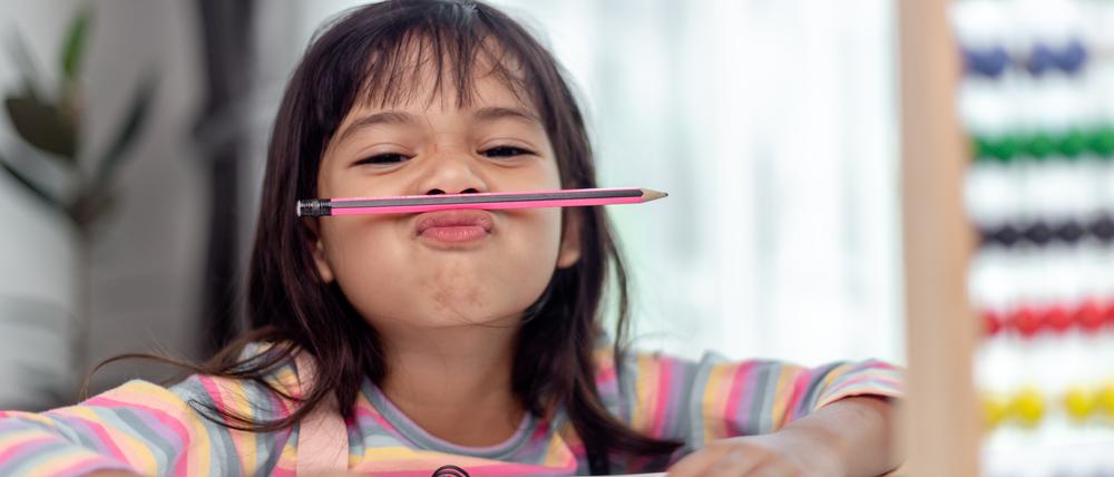 Zappeln, kippeln, am Stift kauen. Lasst eure Kinder einfach rumhampeln!