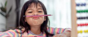 Zappeln, kippeln, am Stift kauen. Lasst eure Kinder einfach rumhampeln!