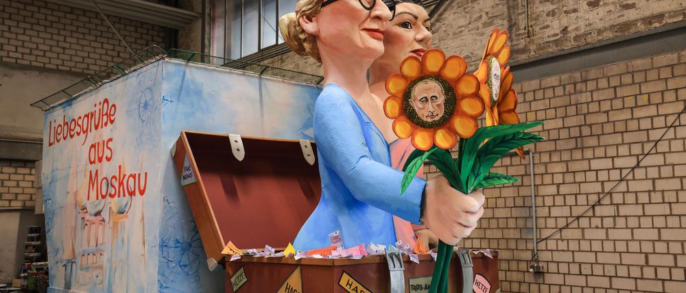 Dieser Motivwagen soll beim diesjährigen Rosenmontagszug in Köln die Jecken erheitern.