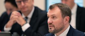 Brandenburgs Wirtschaftsminister Daniel Keller (SPD) spricht in der Landtagssitzung während der von der SPD beantragten Aktuellen Stunde zum Thema „Wirtschaft stärken, Unternehmen unterstütze“.